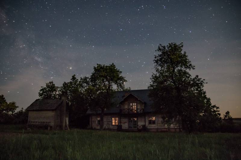 nocne niebo nad starą szkołą